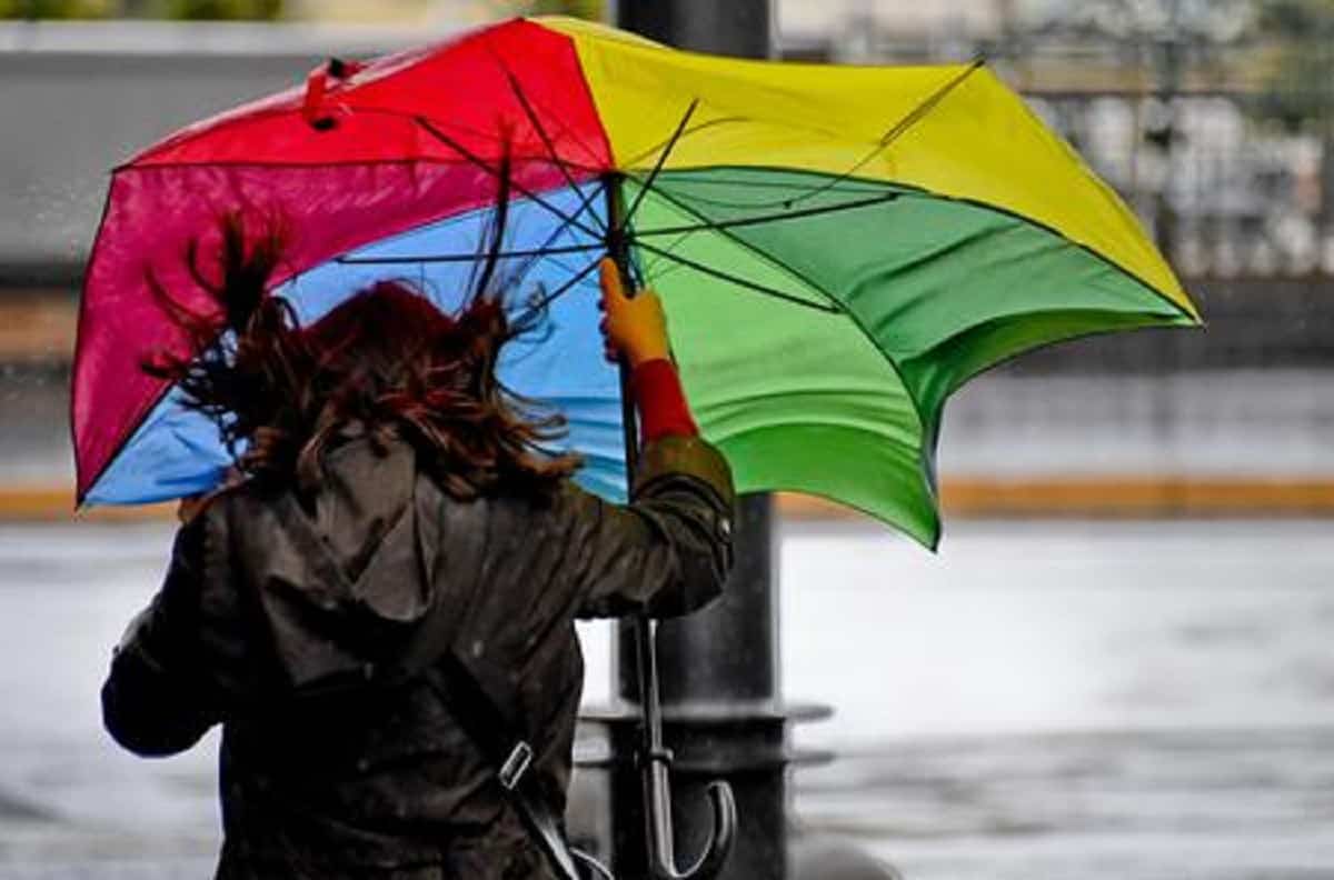 Maltempo, allerta in Campania, Calabria, Molise e Basilicata: rovesci intensi, mareggiate e nevicate