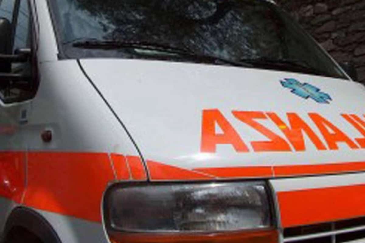 Il cadavere di una donna è stato trovato dalla polizia nell'androne di un palazzo di Roma