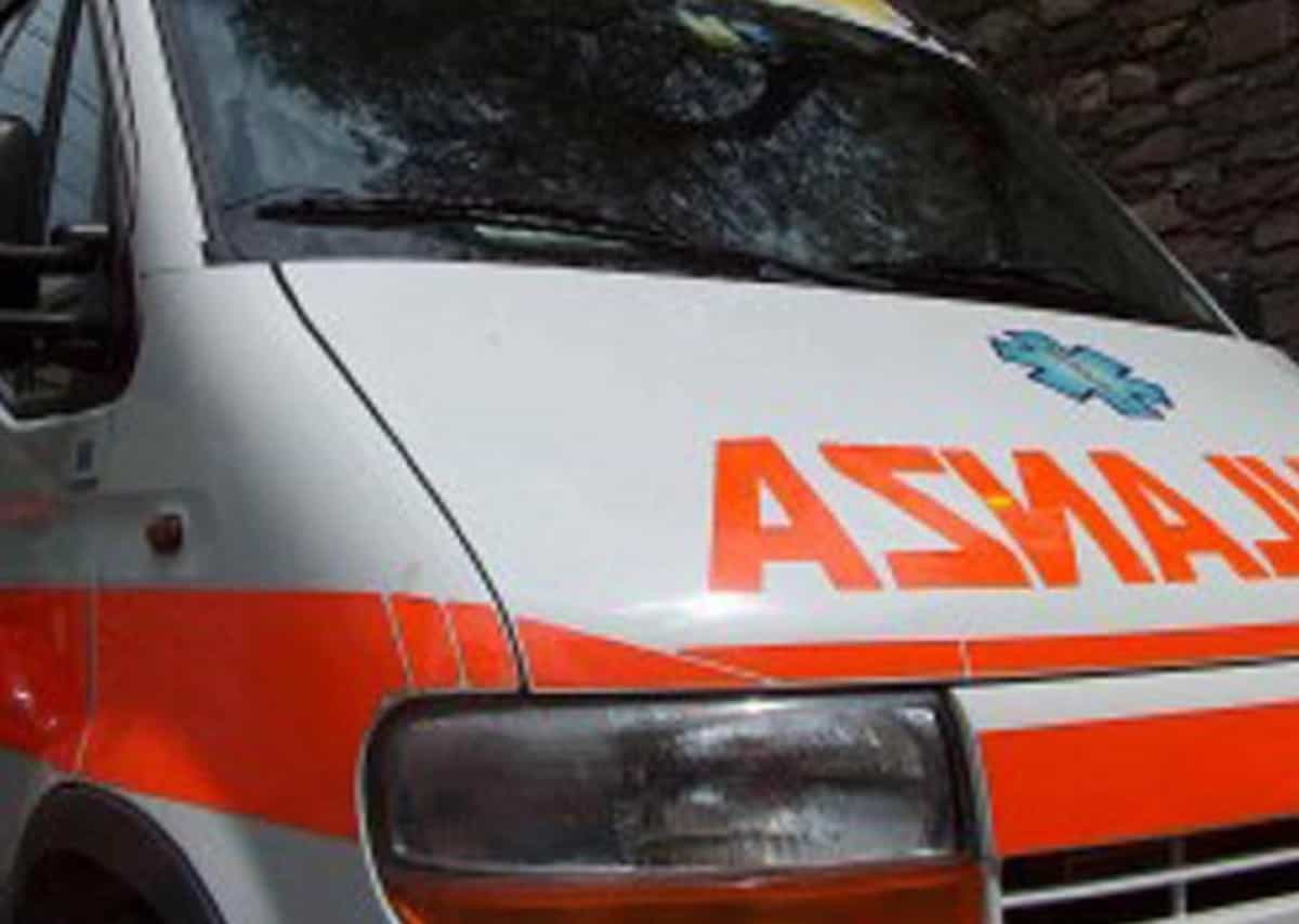 Si butta sotto al camion per salvare il nipotino: morta nonna 74enne a Casatenovo (Lecco)