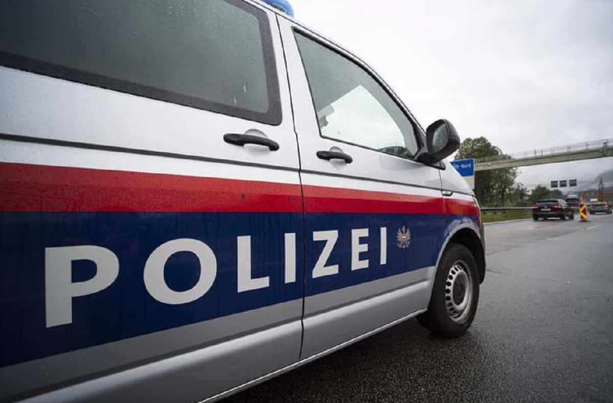 Austria, passa col rosso e imbocca l'autostrada: maxi inseguimento con 14 pattuglie della polizia