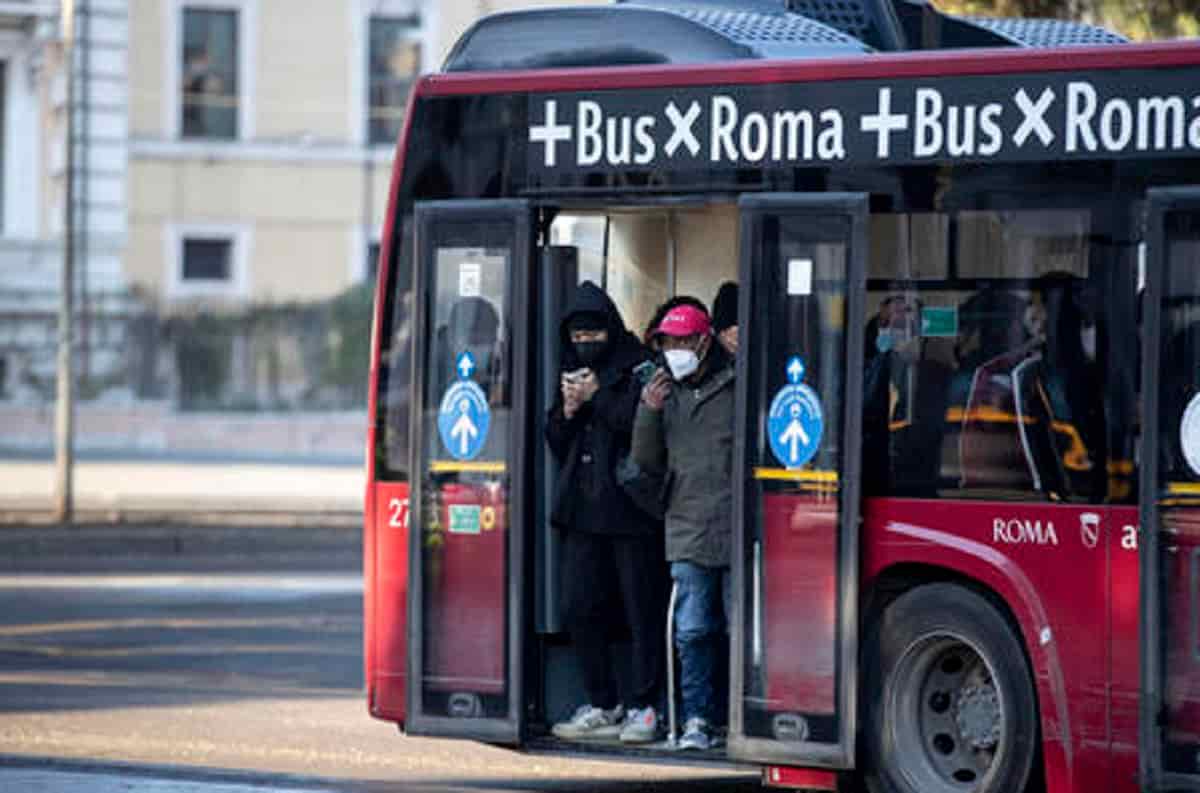 Scappa dal pronto soccorso, scavalca il guard rail e viene investito da un autobus sulla via del Mare: morto 22enne