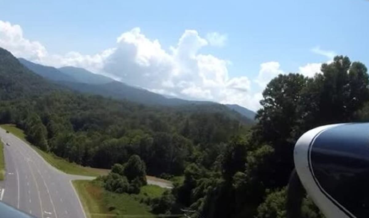 Adolescente fa atterrare un piccolo aereo su un'autostrada e salva la sua famiglia