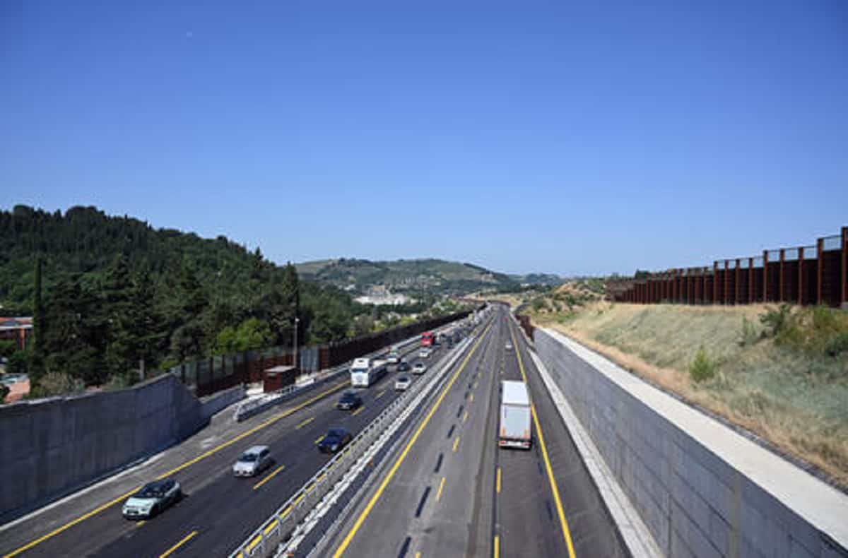 Ubriaco al volante entra contromano sulla A1: patente ritirata e auto sequestrata