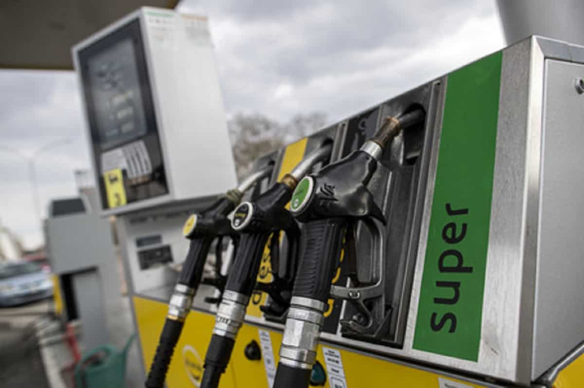 Benzina aumentata dello sconto cancellato: speculazione zero, teatro a mille. Obbligo, inutile, di doppio cartello.