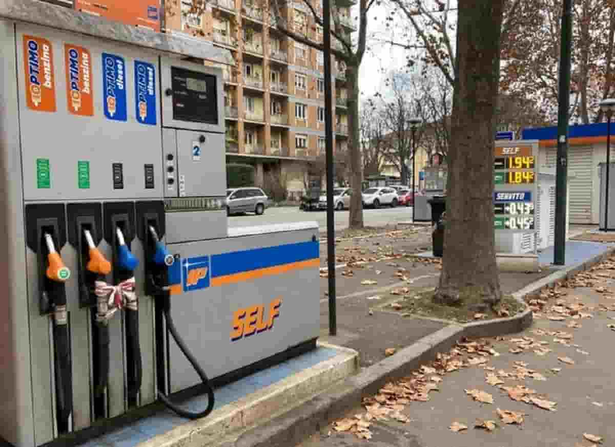 Un pieno di benzina oggi costa 9 euro in più rispetto a fine dicembre