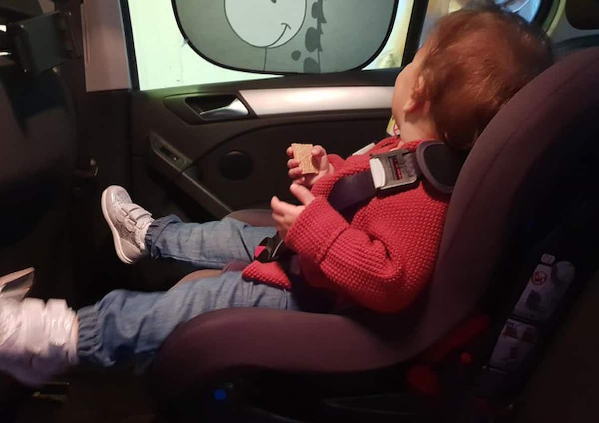 Bimbo lasciato da solo in auto
