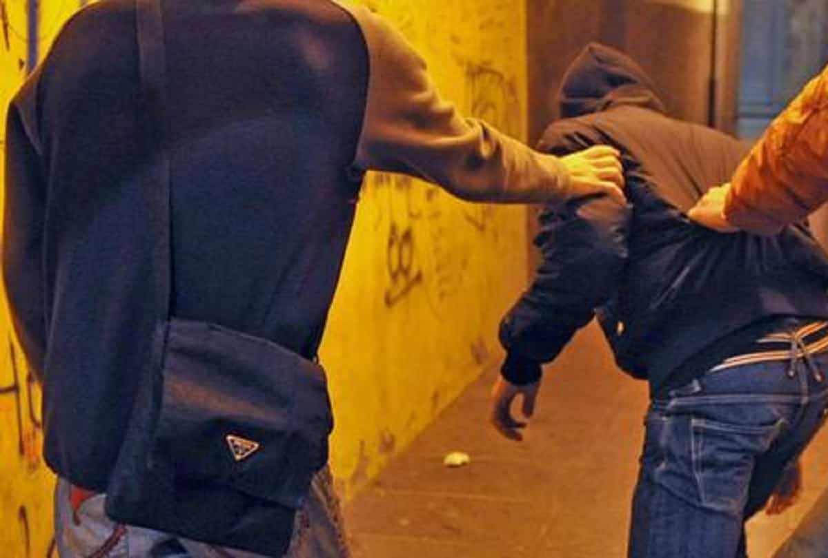 Due 17enne picchiati da un branco a Bari. Il racconto: "Erano in 10 e nessuno ci ha aiutato"