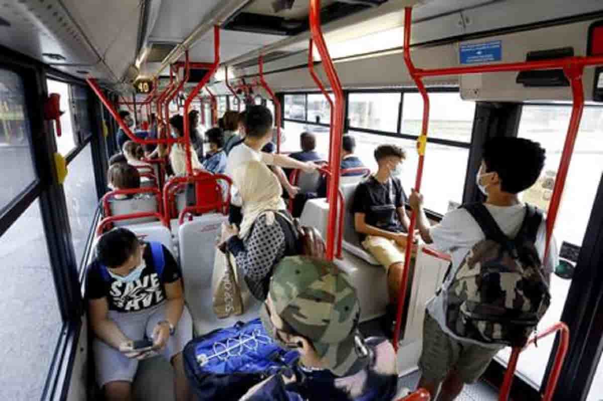 Difende una ragazza a bordo di un bus: 21enne aggredito e picchiato da dieci persone