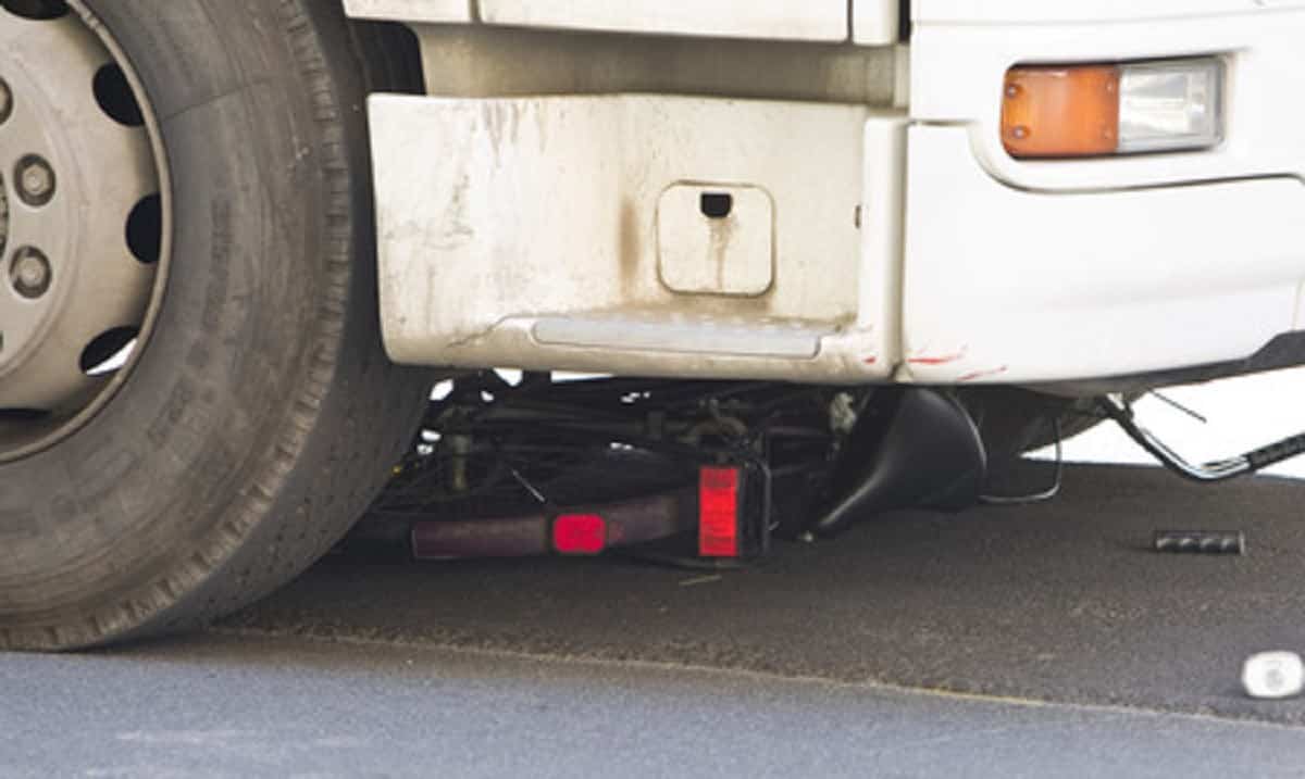 Sbanda in bici per una pozzanghera: 76enne muore travolto da un camion
