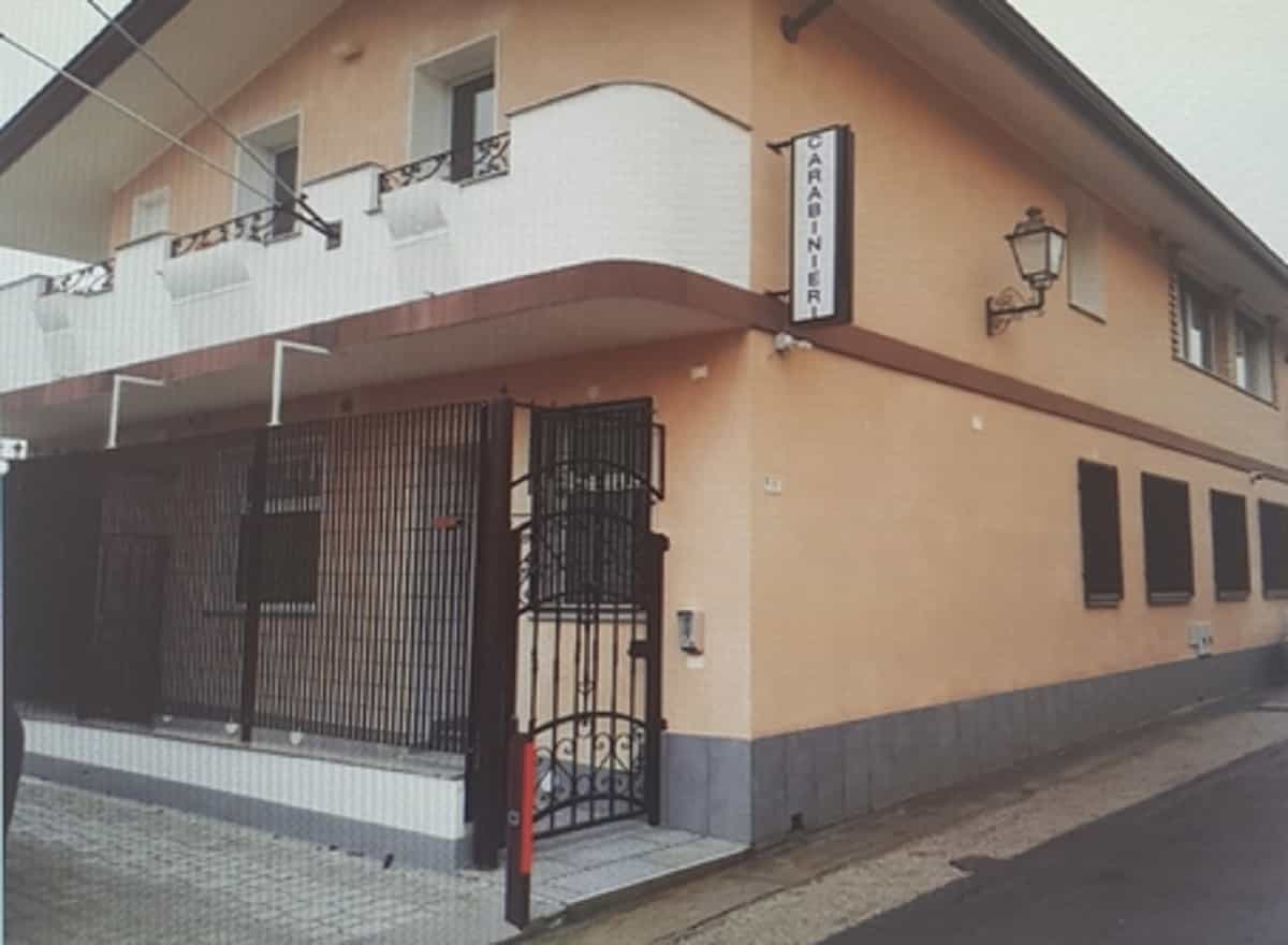 Sotto effetto di droga e con alcune dosi di crack in tasca scavalca un cancello... ma è quello della caserma dei carabinieri