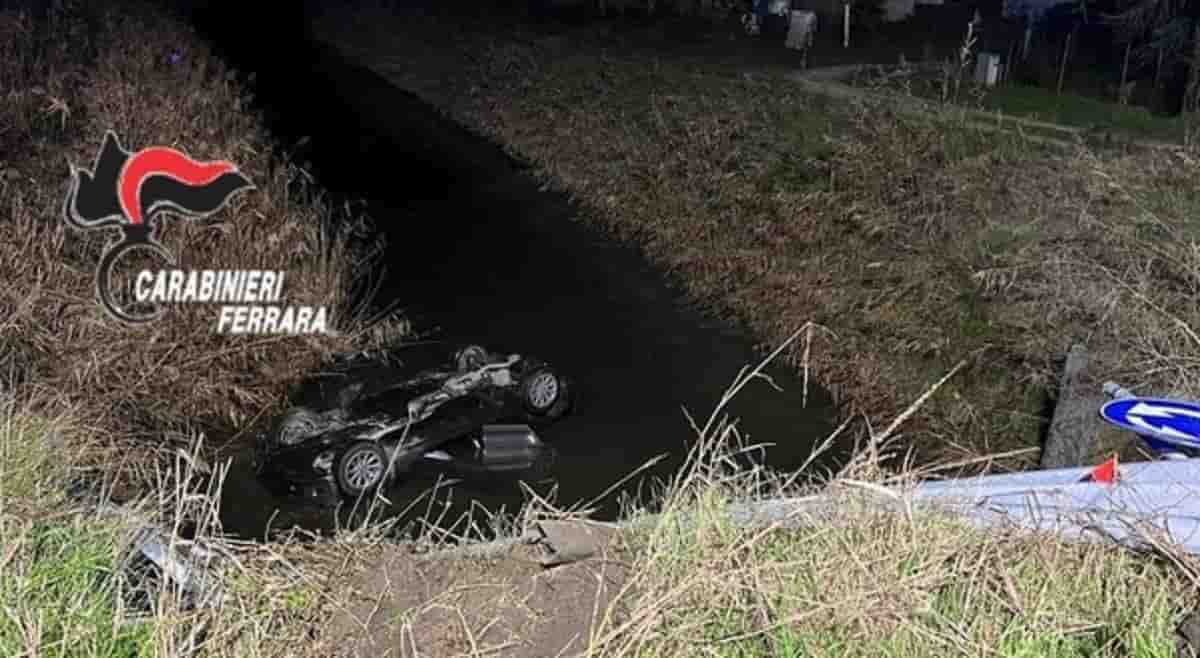 Finisce in un canale con la sua auto: salvato dai carabinieri
