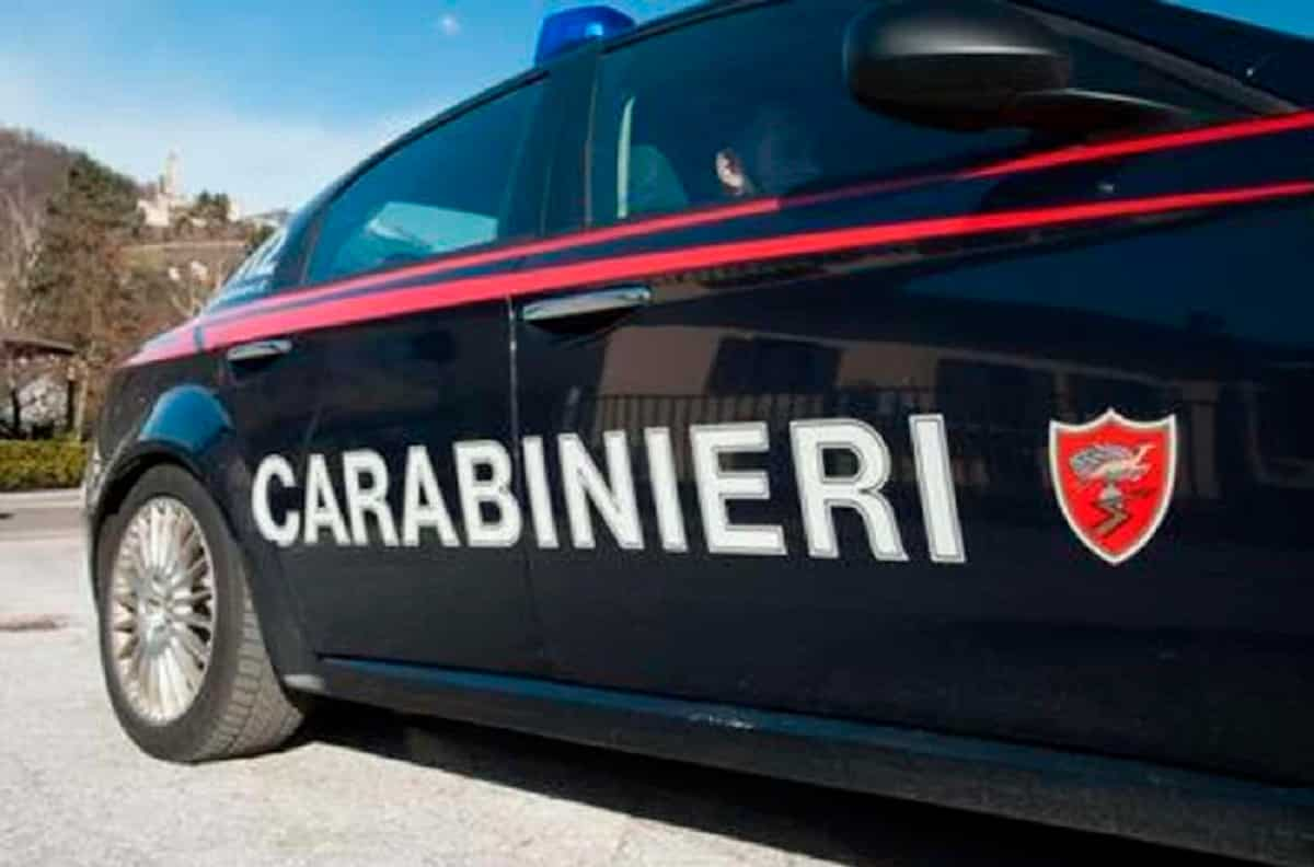 Brescia, la coppia che fa sesso orale sul marciapiede e viene filmata con un telefono