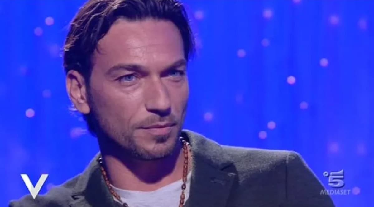 Costantino: "Le fan mi strappavano i vestiti. In crociera ne trovai una a letto vestita da Wonder Woman"