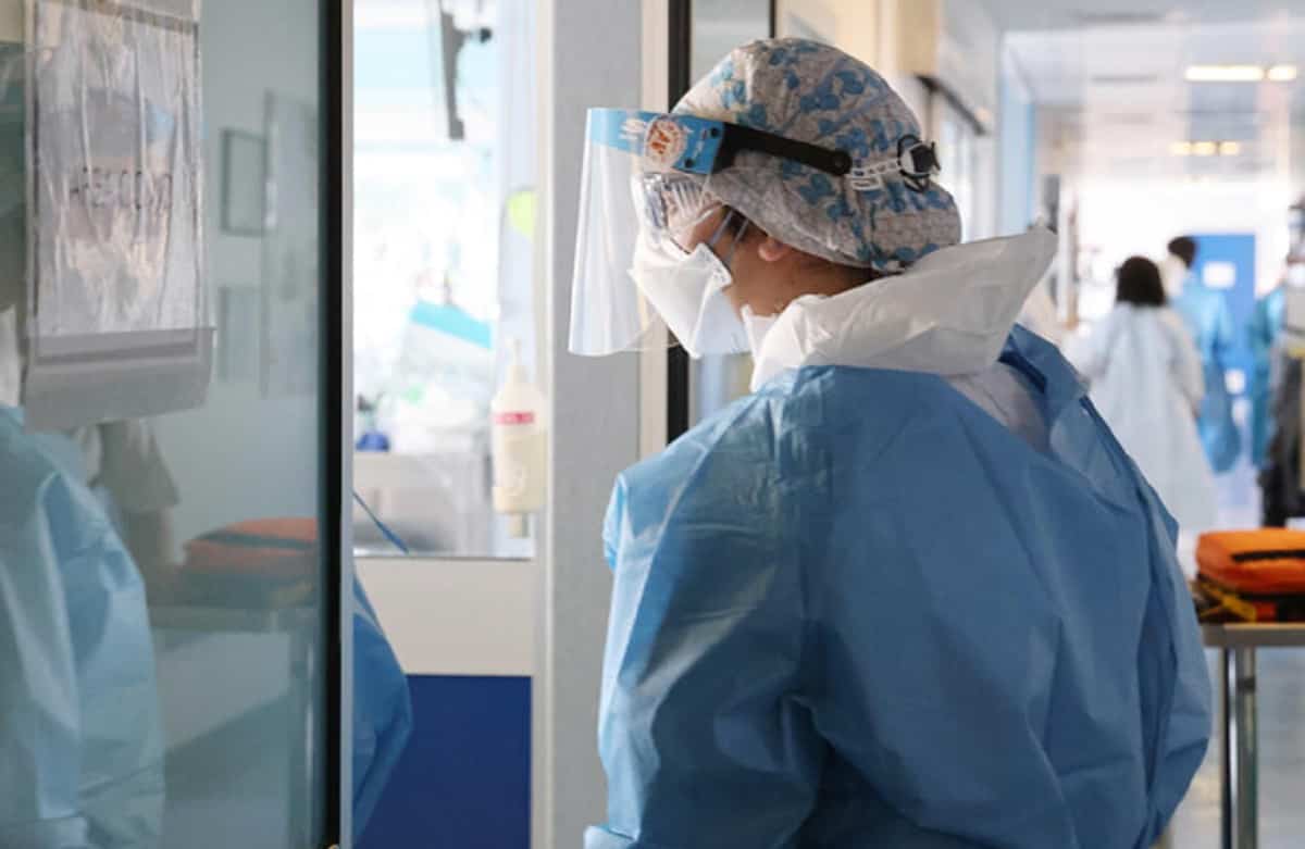 Covid, calano ricoveri -9% e intensive -6,3%. Il fisico Gammaitoni: "I dati non confermano l'allarme degli ultimi giorni"