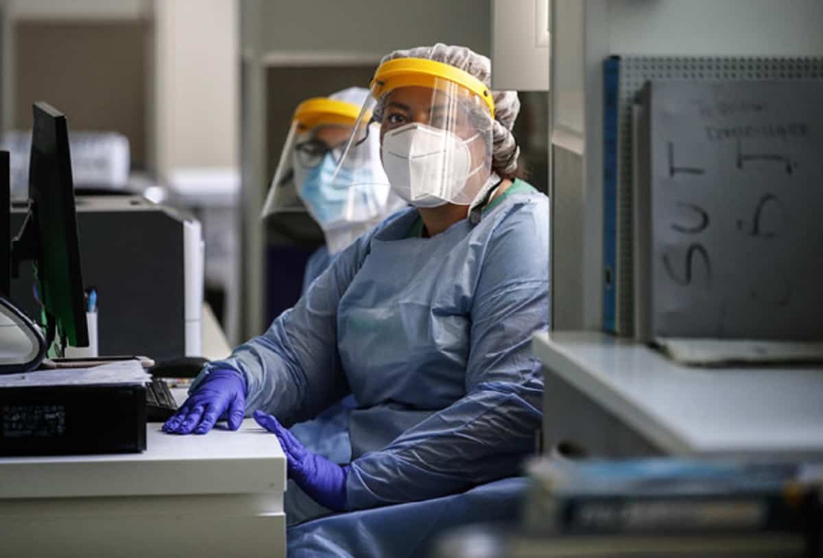 Covid, il bollettino settimanale: calano casi -38,2% e decessi -25,7%