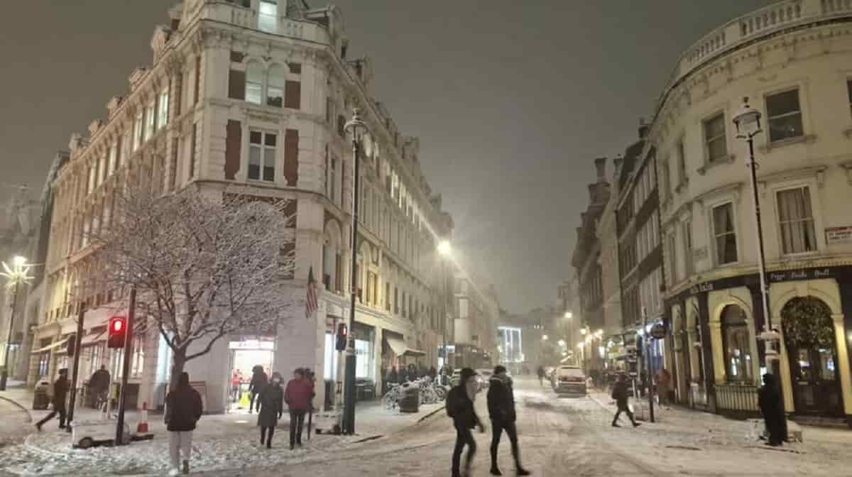 Ondata di neve e ghiaccio in Gran Bretagna: bus si ribalta nel Somerset. La polizia: "Spostatevi solo se necessario"