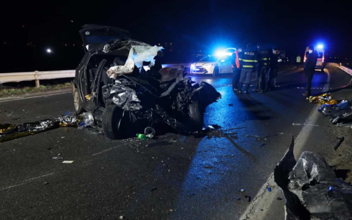 Incidente frontale tra auto e camion: morto un ragazzo di 22 anni