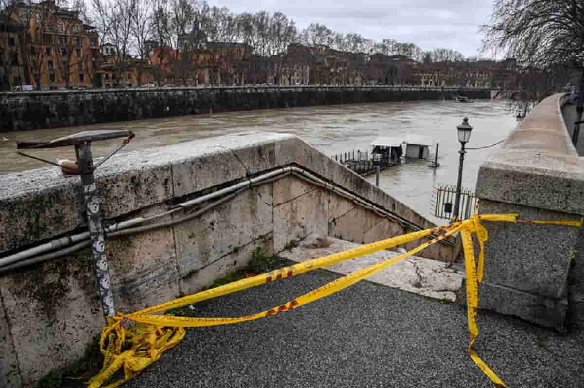 Maltempo a Roma, più di 100 interventi dei Vigili del fuoco. Tromba d'aria a Valmontone