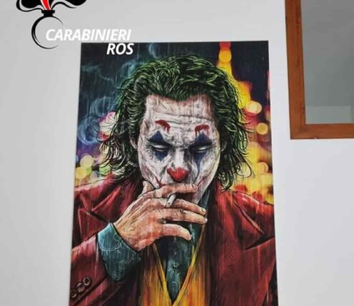 Matteo Messina Denaro, nel primo covo anche un quadro di Joker e la scritta: "C'è sempre una via d'uscita, ma se non la trovi sfonda tutto"