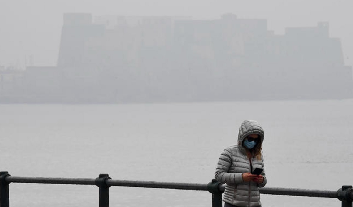 Nebbia a Napoli, perché succede? Caldo e fuochi d'artificio... E a Milano non c'è più