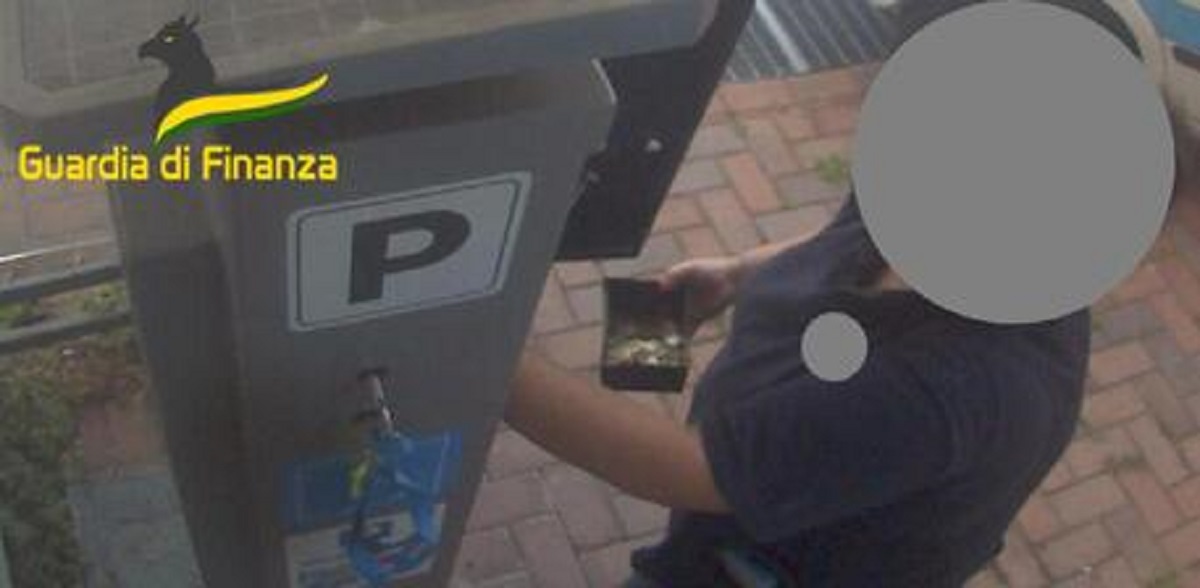 La donna che tarocca i parcometri: paghi di più e lei ruba la differenza. 95mila euro in un anno