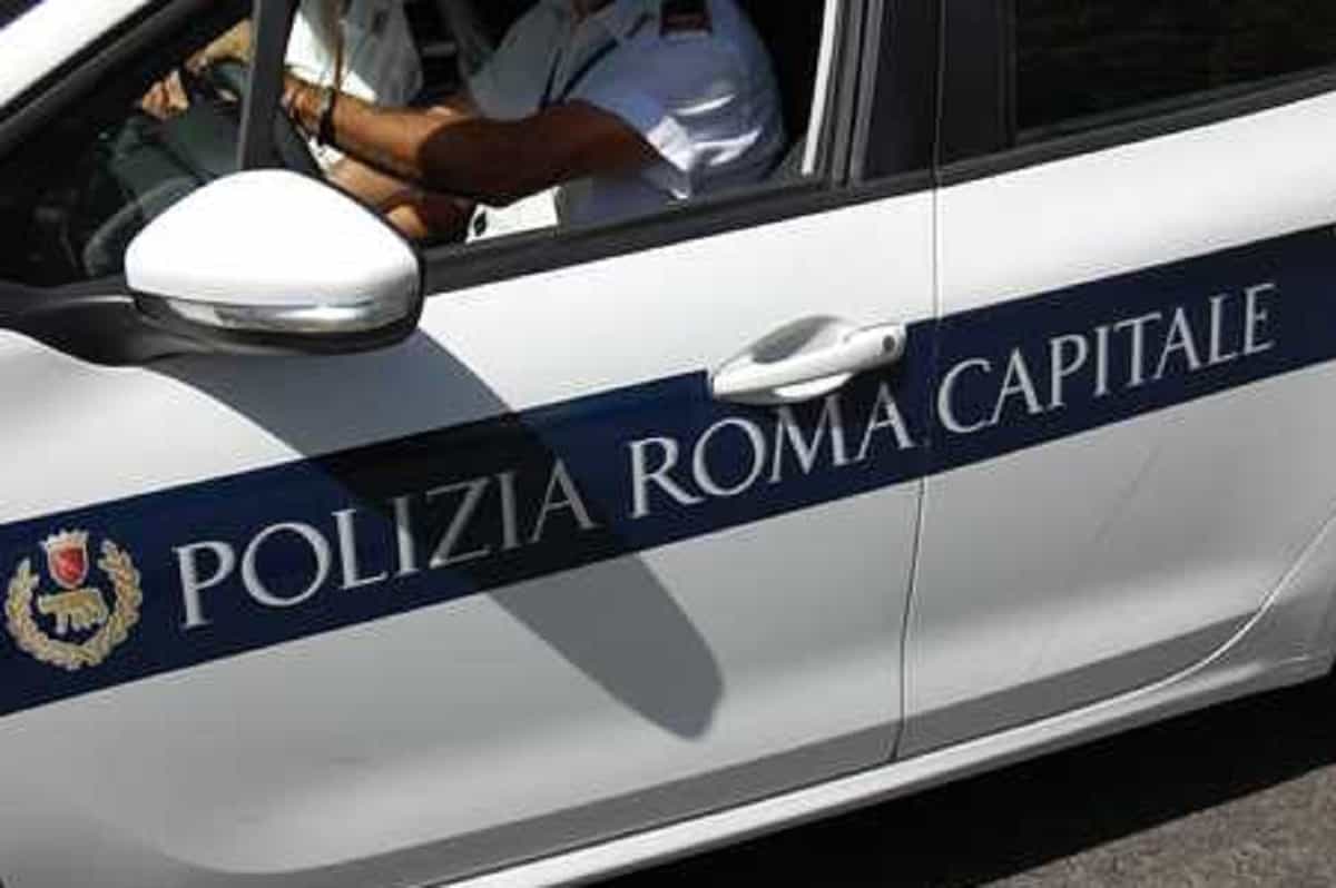 Investe due bambini di 11 e 7 anni, scappa, investe una donna, si schianta contro un'auto e poi aggredisce la vigilessa