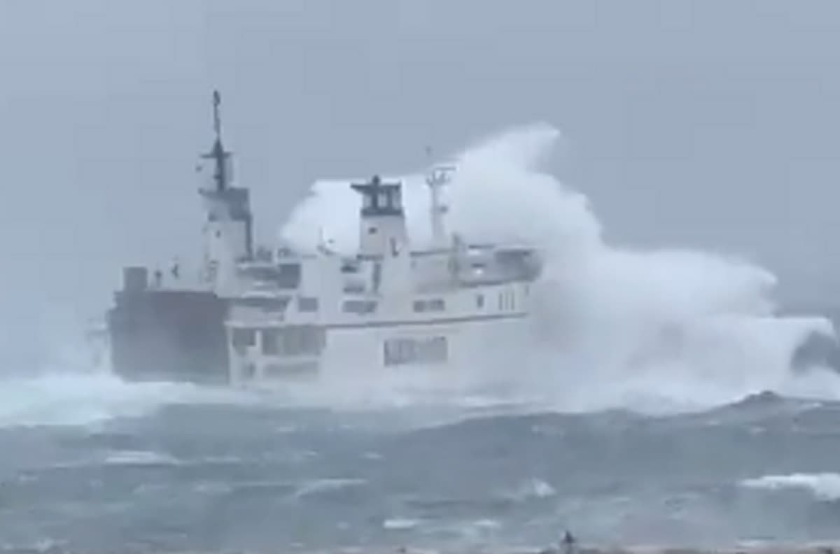 Ponza-Formia, il traghetto in mare per cinque ore tra le onde di otto metri VIDEO