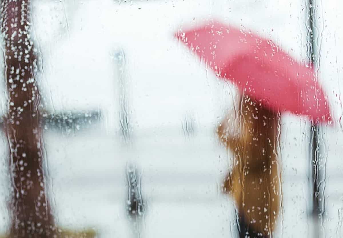 Previsioni meteo per i prossimi giorni, il maltempo non molla la presa: pioggia, freddo e neve