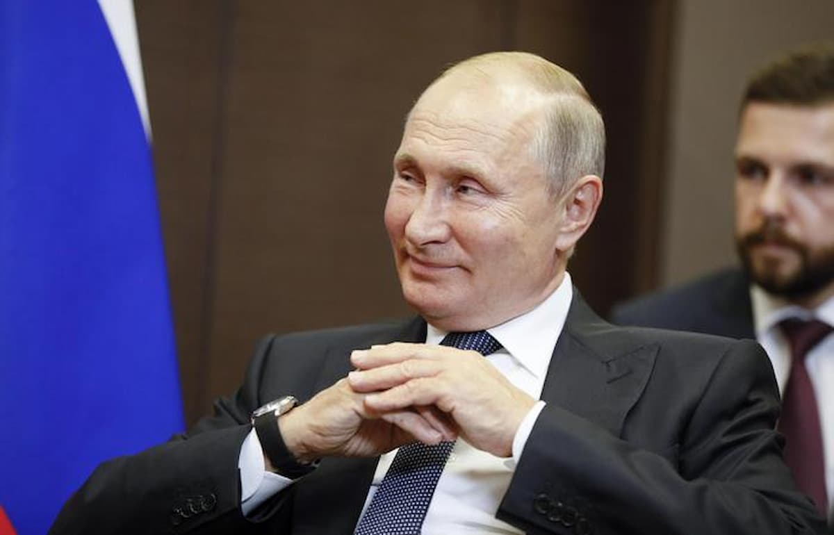 Putin Babbo Natale in un video è spernacchiato dagli Ucraini: continuano a piovere missili su Kiev mentre lo zar dichiara guerra alla Uefa.