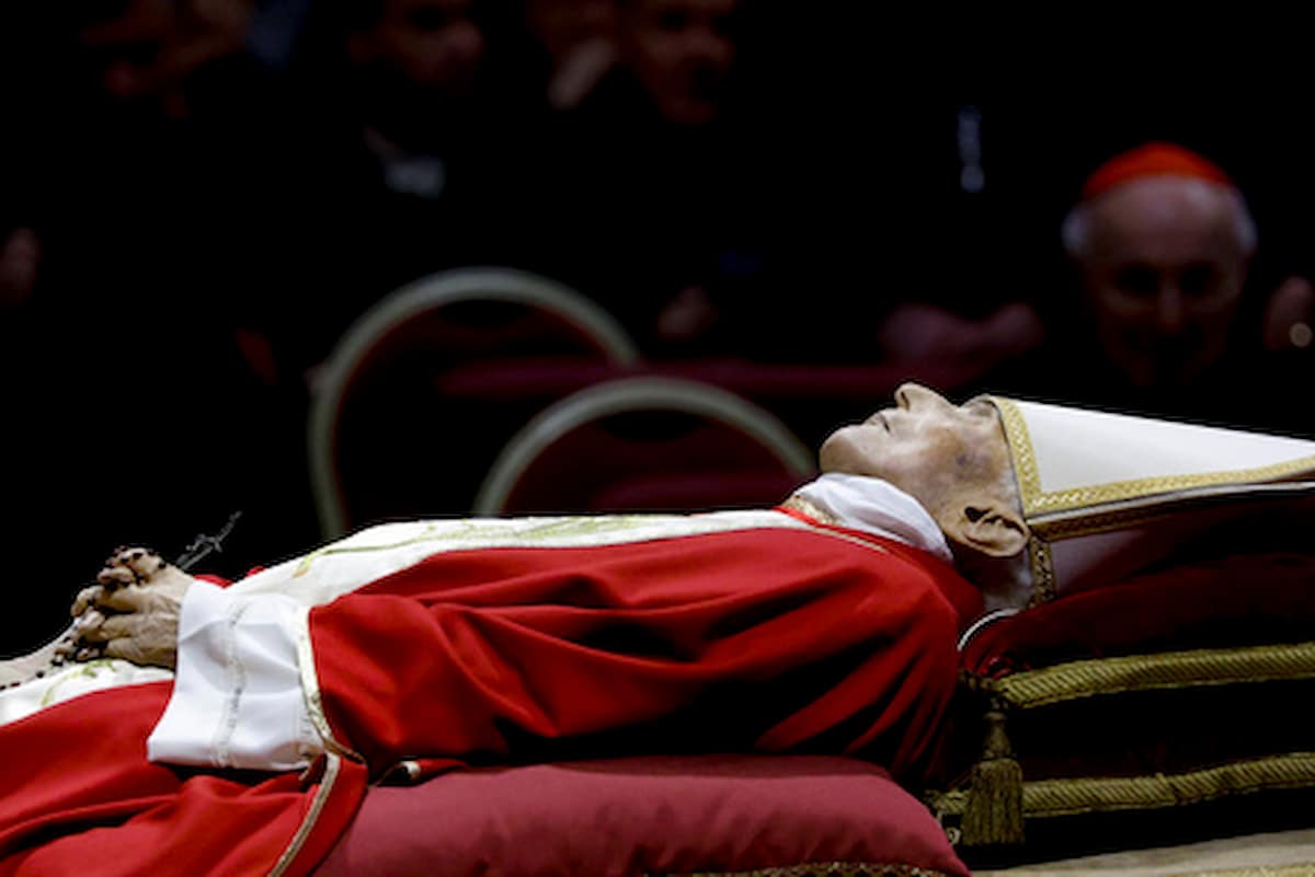 Funerali di Papa Ratzinger, presenti Capi di Stato e teste coronate, il grido della folla: ”Santo subito“