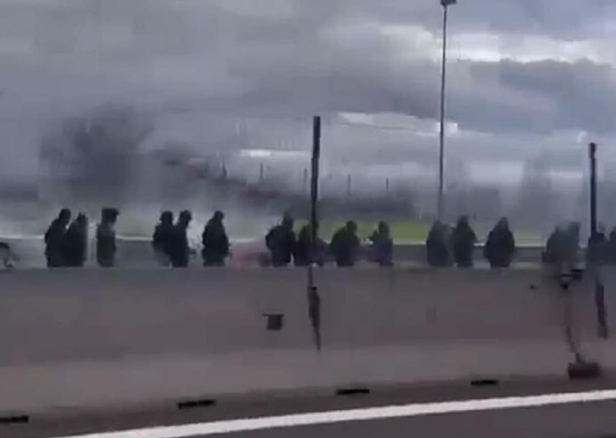 Scontri tra tifosi di Roma e Napoli in autostrada: cercavano la guerriglia nell'area di sosta dove fu ucciso Gabriele Sandri
