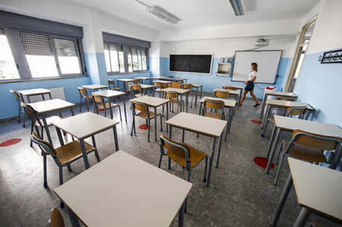 Napoli, maltempo e allerta arancione: domani chiusi scuole, parchi e cimiteri