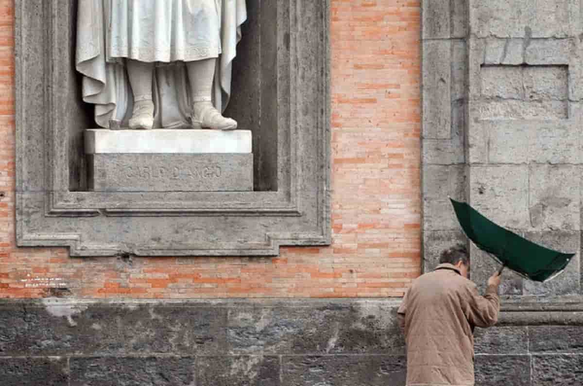 Domani scuole ancora chiuse a Napoli. Il Comune: "Limitare gli spostamenti"