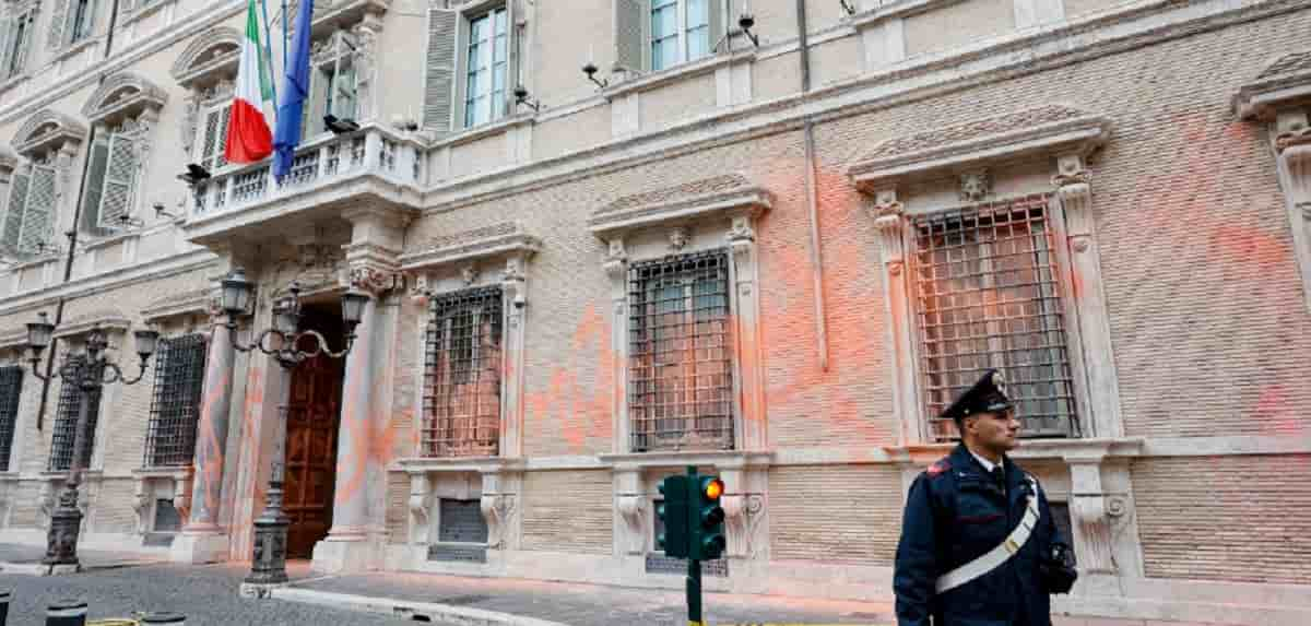 Vernice contro la facciata del Senato: il blitz degli "ambientalisti" a Roma FOTO