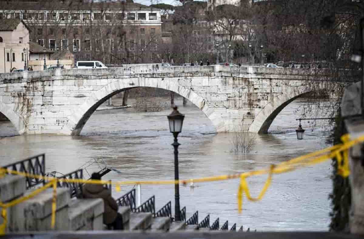Maltempo, nelle prossime ore chiuse le banchine del Tevere: probabile innalzamento del livello del fiume
