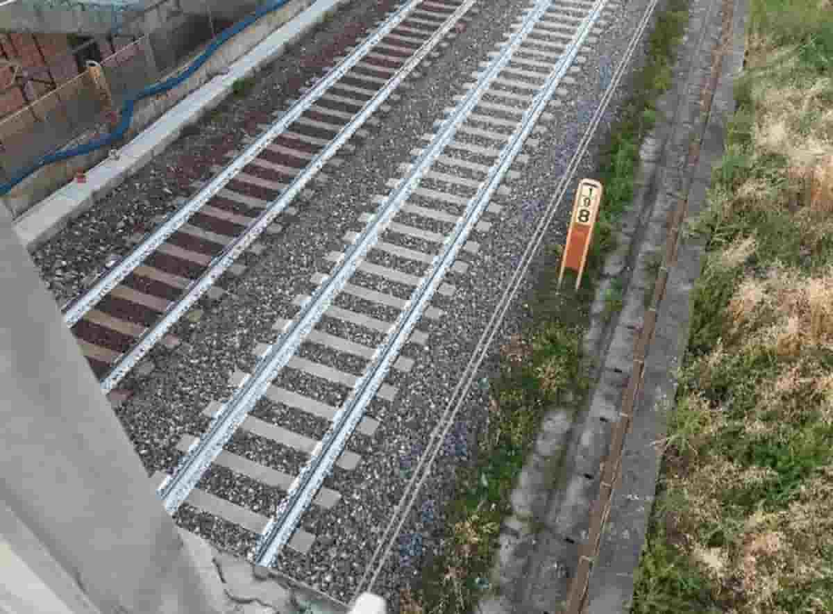 Tenta di attraversare binari: 15enne muore colpito da un treno