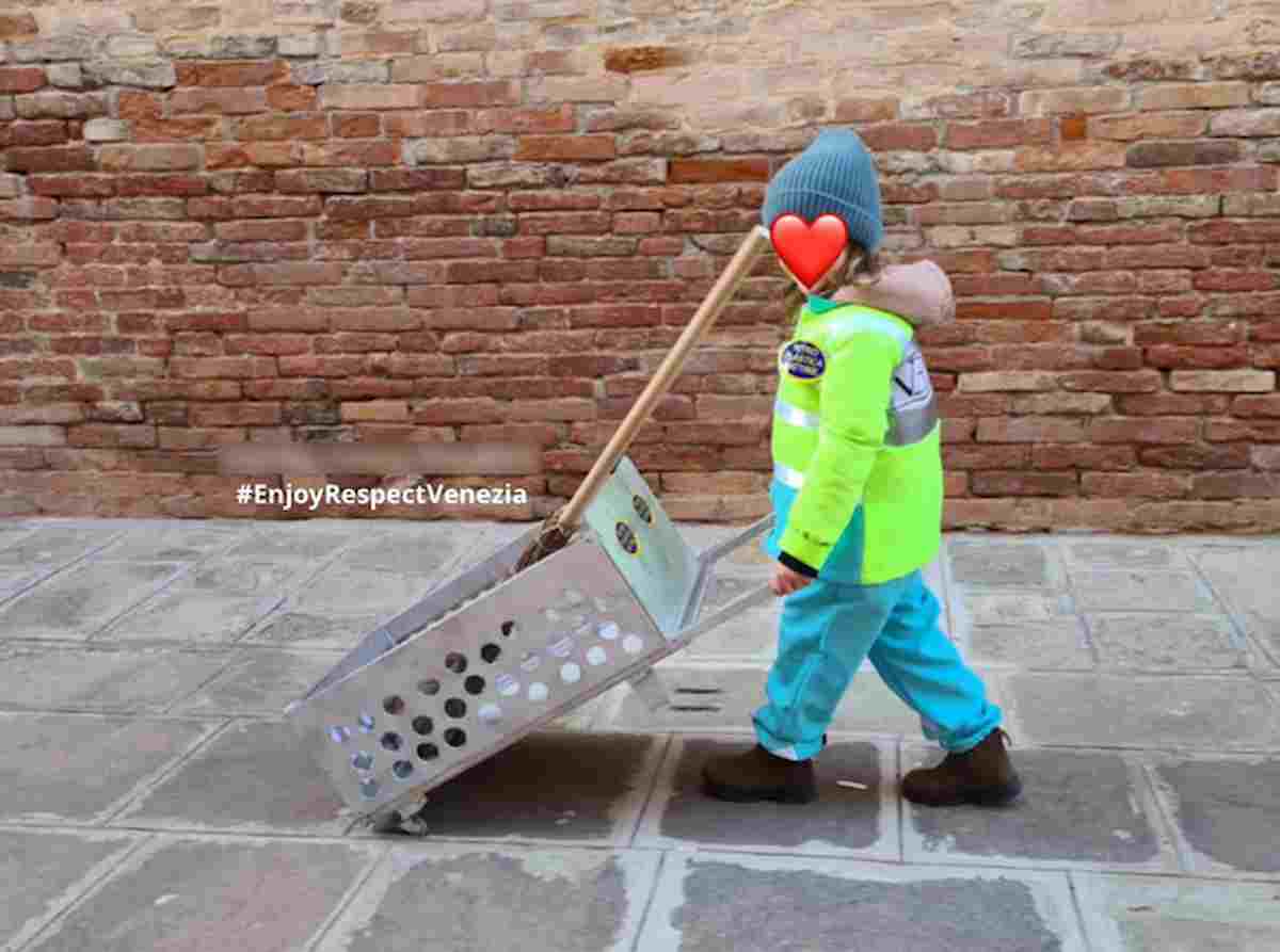 La bimba che si maschera da spazzina a Carnevale, il sindaco di Venezia la loda FOTO