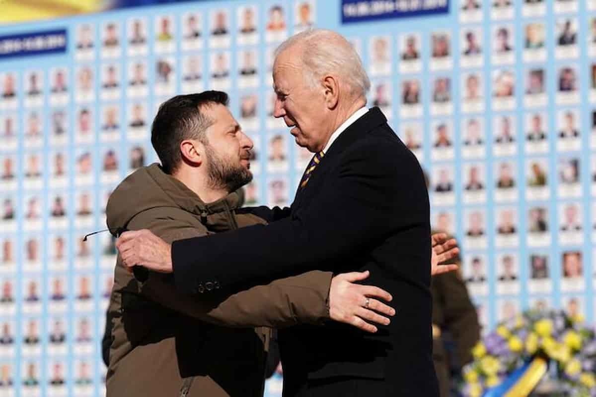 biden kiev abbraccia zelensky