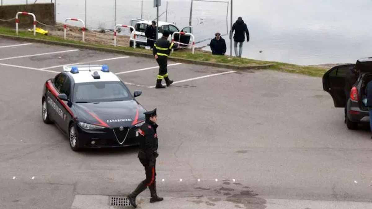 Cadavere di donna in un'auto sulla spiaggia del Lago a Lecco: il corpo era sui sedili posteriori