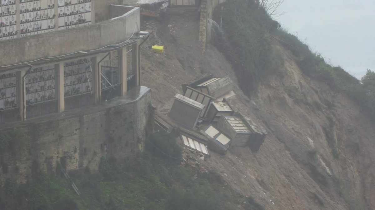 Cimitero di Mineo frana per maltempo, loculi e bare trascinati via: il paese quasi isolato