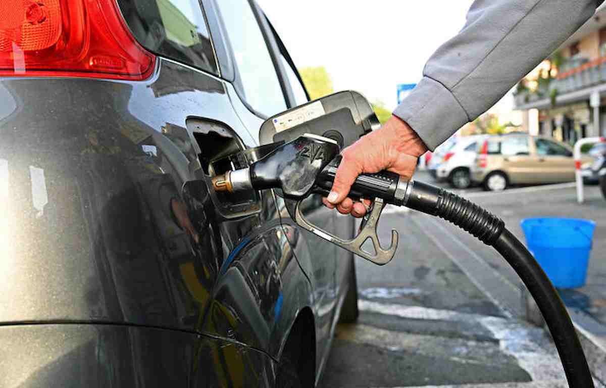 Dl Carburanti, oggi la fiducia. Le novità, obbligo prezzi medi e multe fino a 2000 euro