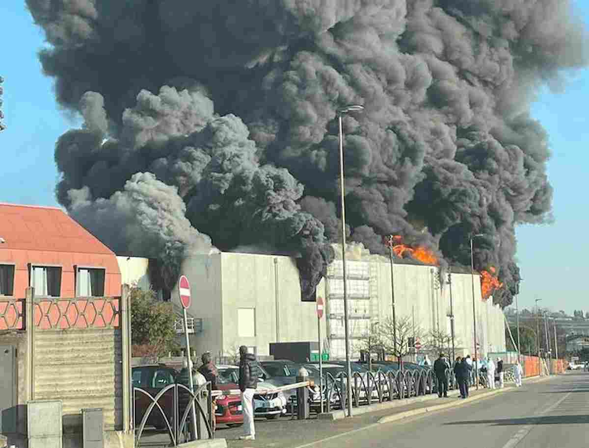A fuoco il salumificio Coati di Arbizzano: un dipendente si getta dalla finestra