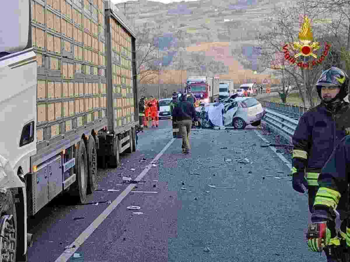 Frontale tra auto e camion sulla Bidentina: morto un ragazzo di 21 anni a Galeata