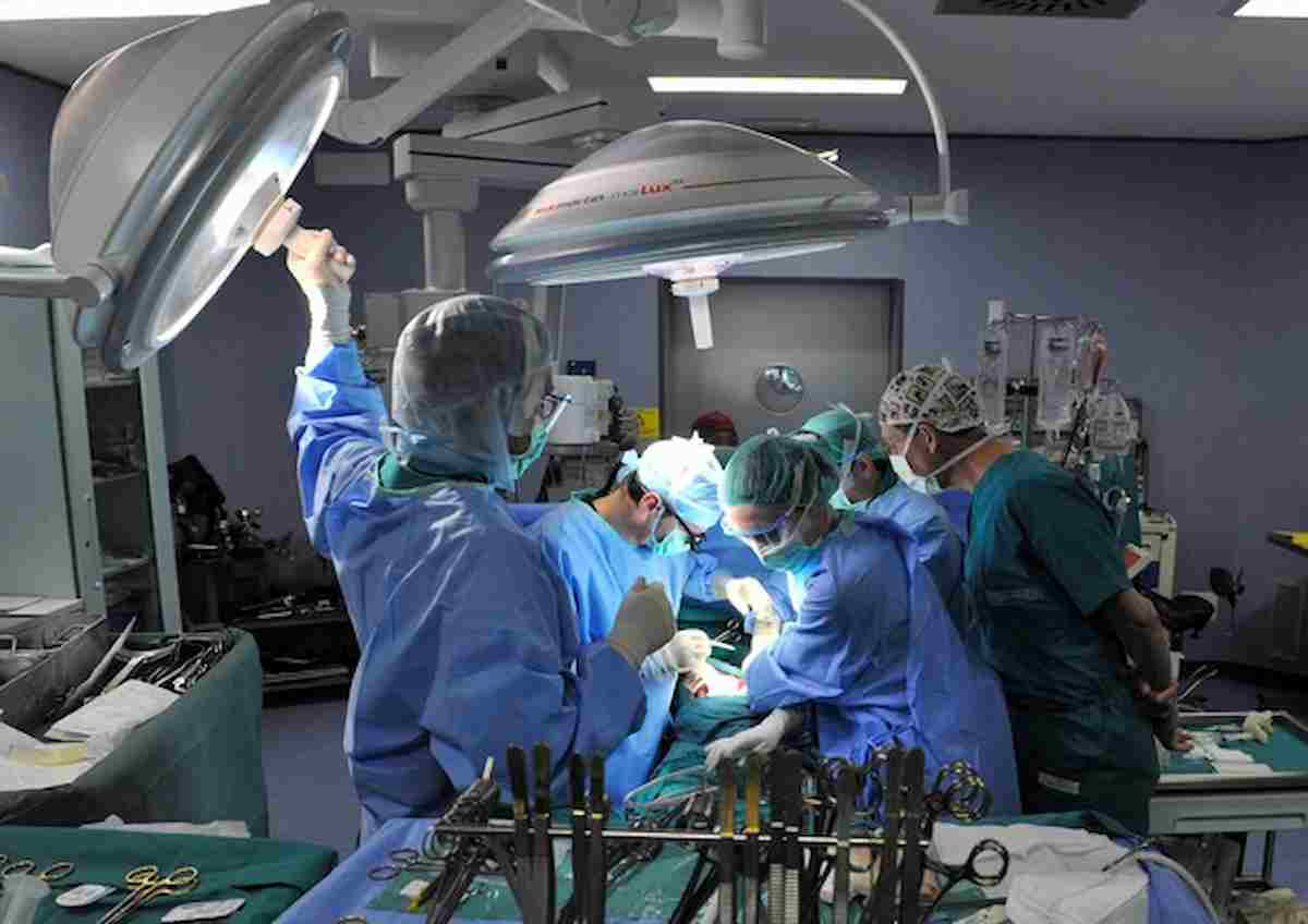 Bypass, asportazione del tumore e rimozione di un trombo in unico intervento di 10 ore