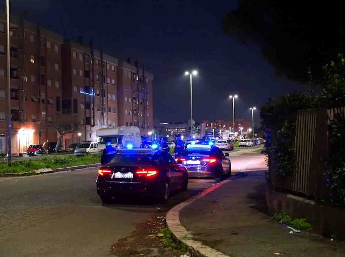 Agguato a Ostia, 48enne ucciso a colpi di pistola sul portone di casa