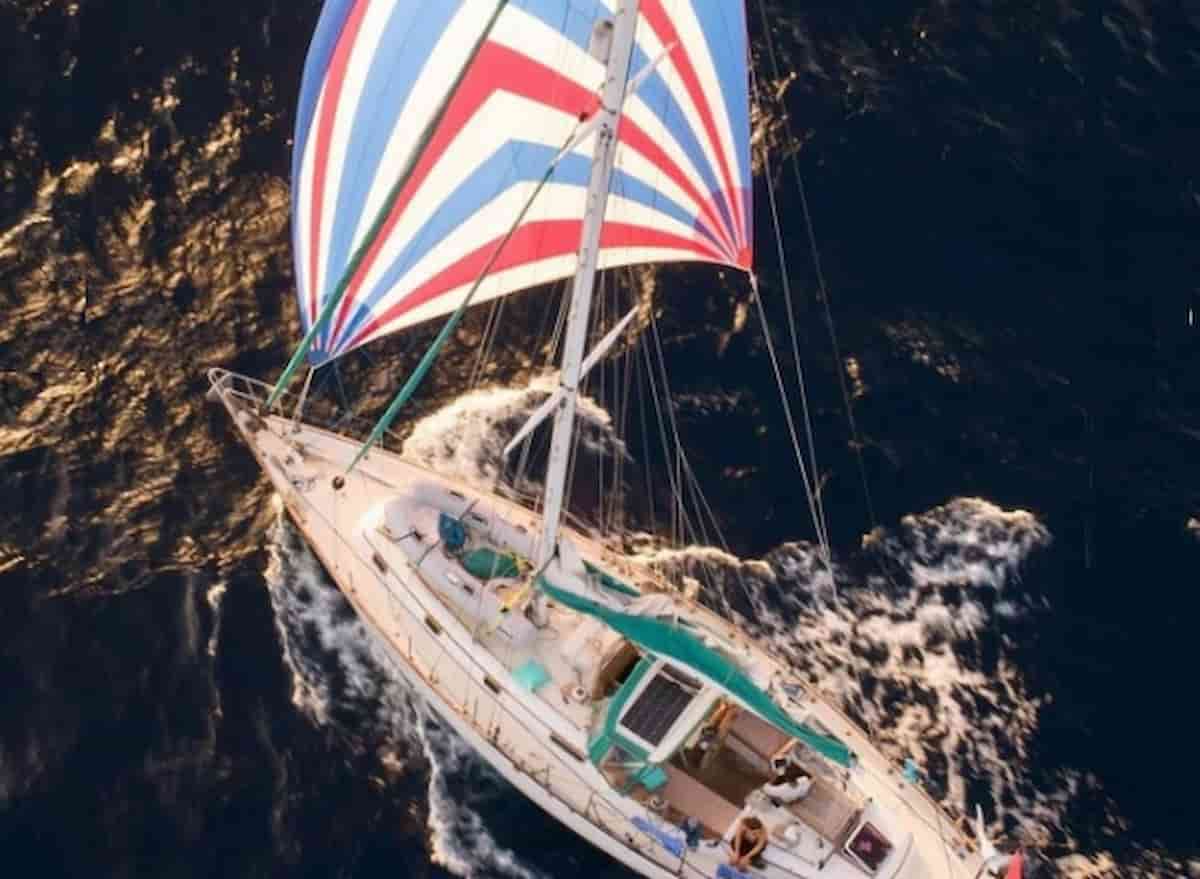 Barca affondata balena