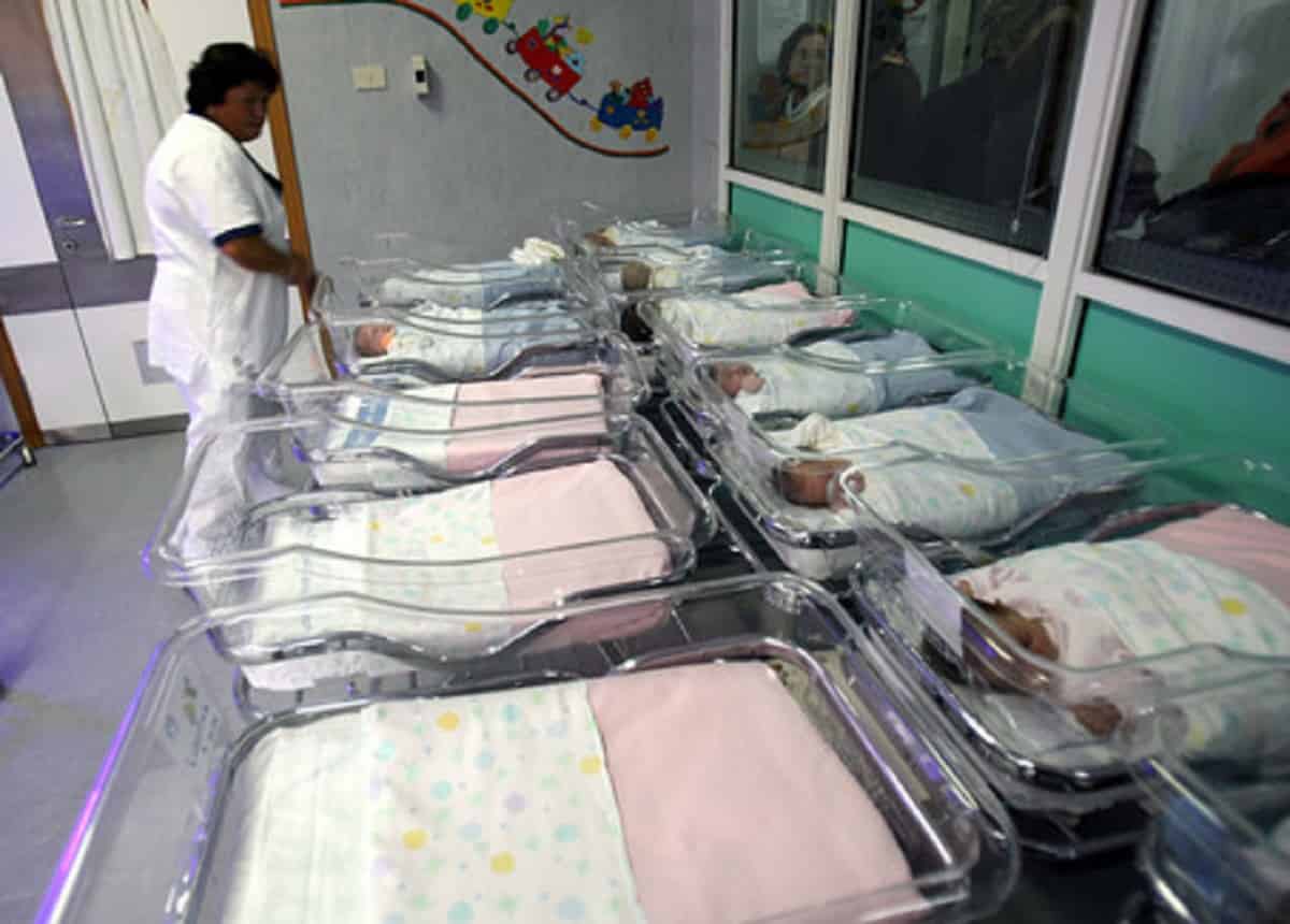 Calo delle nascite, foto d'archivio Ansa