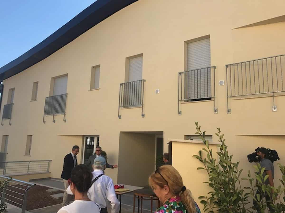 fugge marito violento perde casa ater