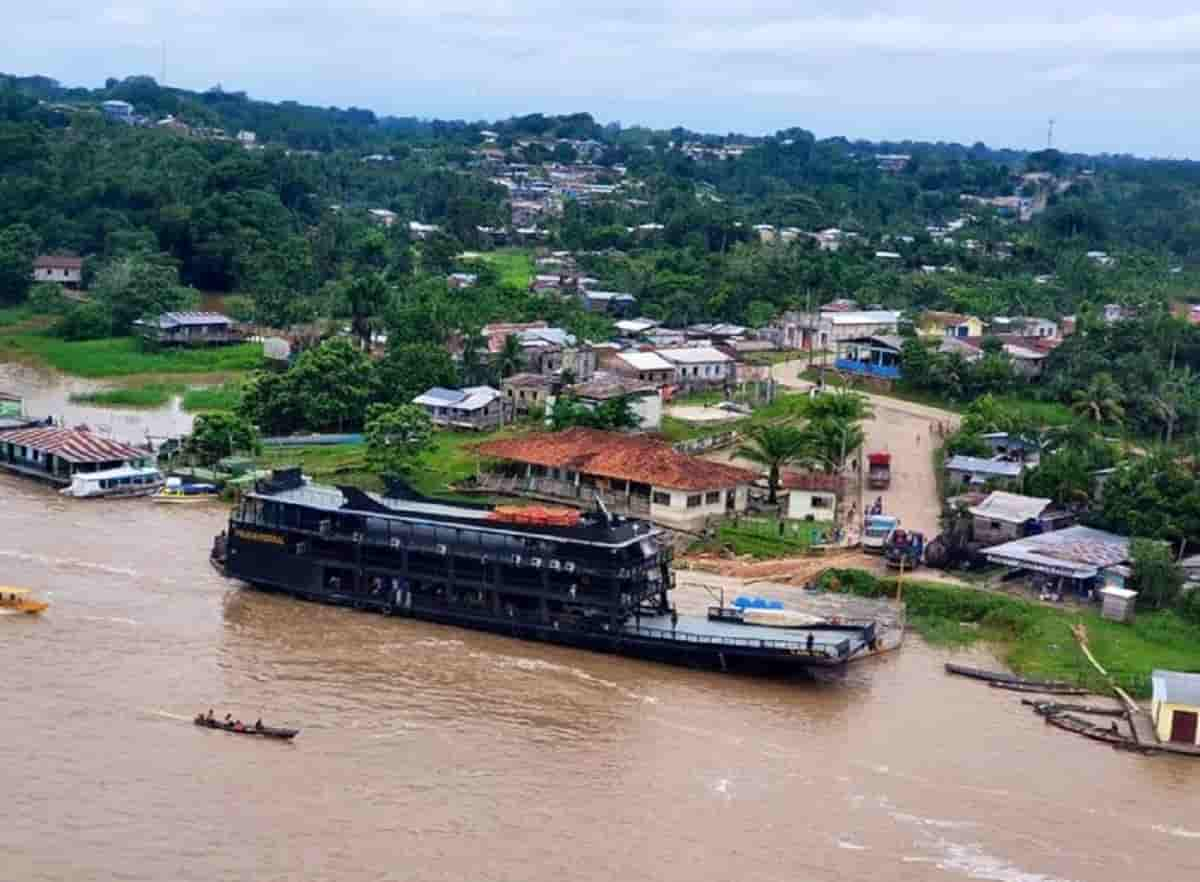 La centrale di Polizia galleggiante in Amazzonia, foto Ansa