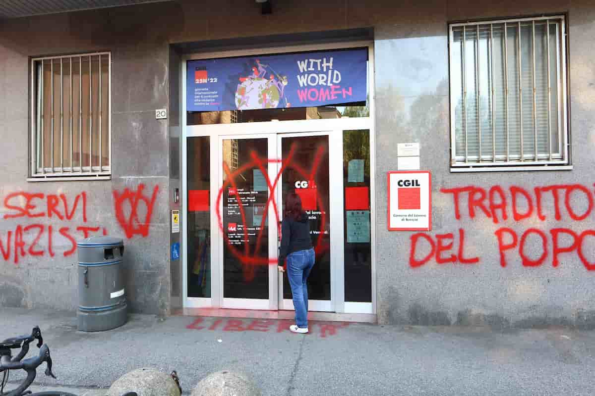 Scritta no vax Cgil Brescia